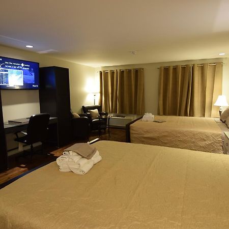 The Lion Inn & Suites Chetwynd エクステリア 写真