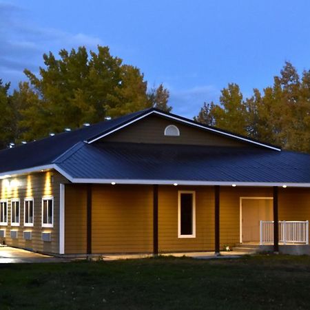 The Lion Inn & Suites Chetwynd エクステリア 写真
