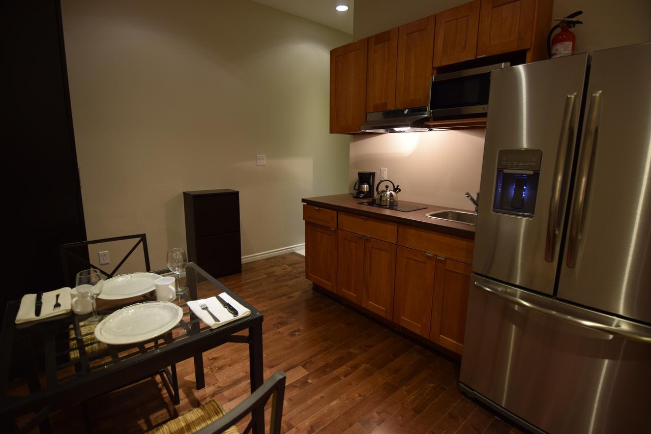 The Lion Inn & Suites Chetwynd エクステリア 写真