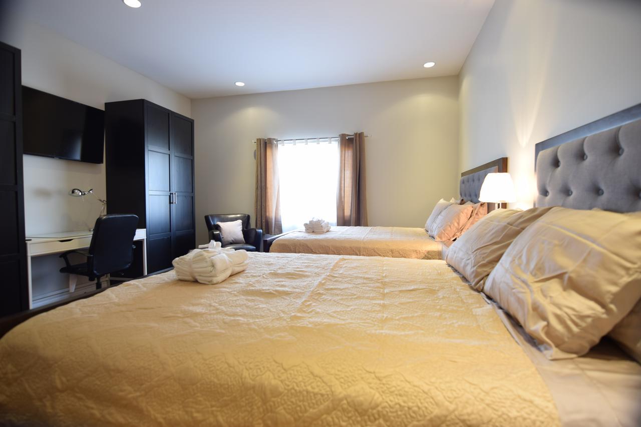 The Lion Inn & Suites Chetwynd エクステリア 写真