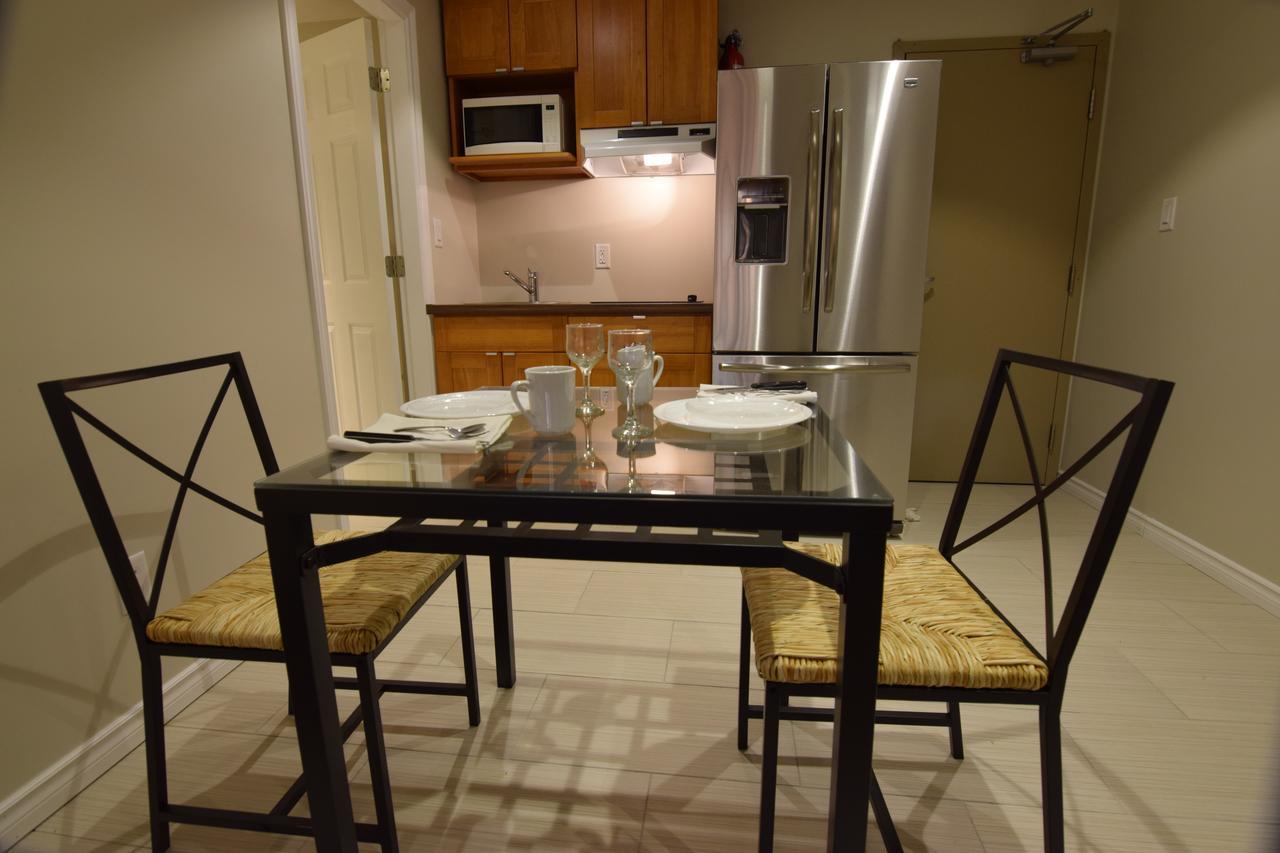 The Lion Inn & Suites Chetwynd エクステリア 写真