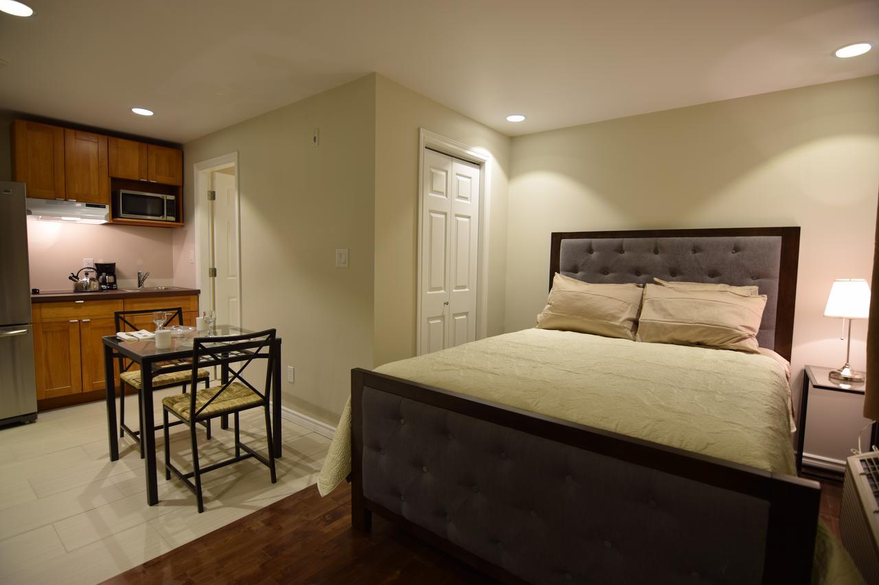 The Lion Inn & Suites Chetwynd エクステリア 写真