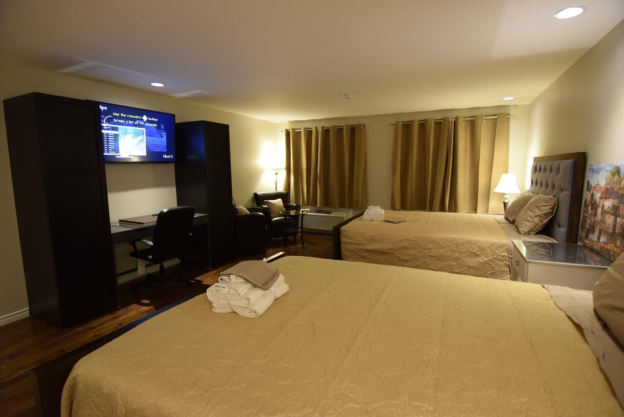 The Lion Inn & Suites Chetwynd エクステリア 写真