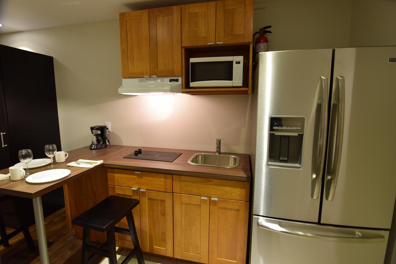 The Lion Inn & Suites Chetwynd エクステリア 写真