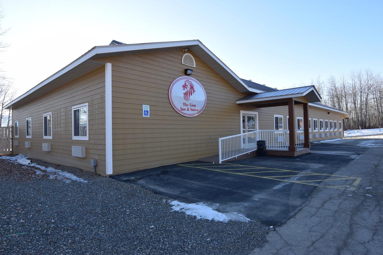 The Lion Inn & Suites Chetwynd エクステリア 写真