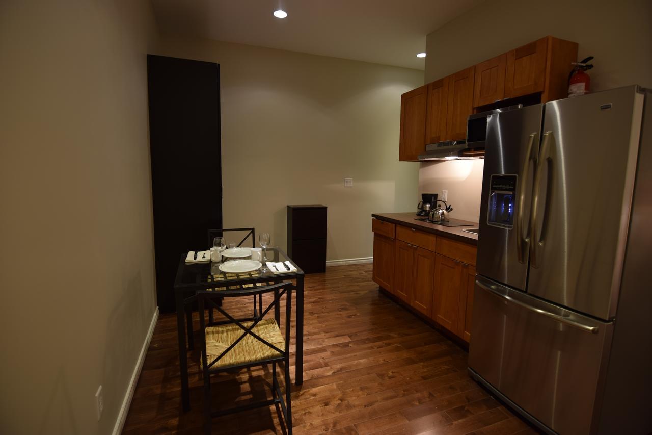The Lion Inn & Suites Chetwynd エクステリア 写真