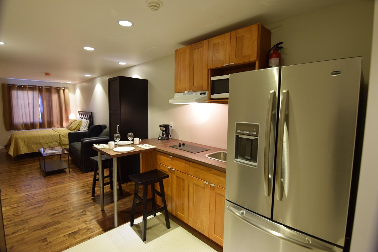 The Lion Inn & Suites Chetwynd エクステリア 写真