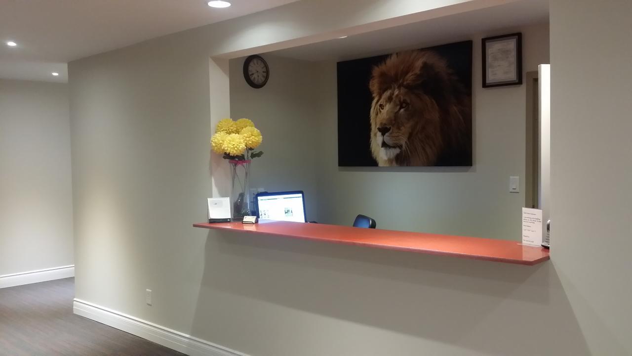 The Lion Inn & Suites Chetwynd エクステリア 写真