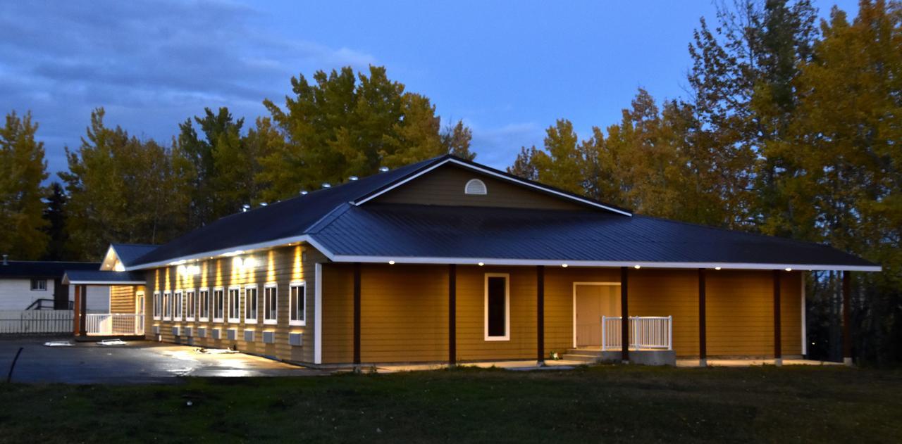 The Lion Inn & Suites Chetwynd エクステリア 写真